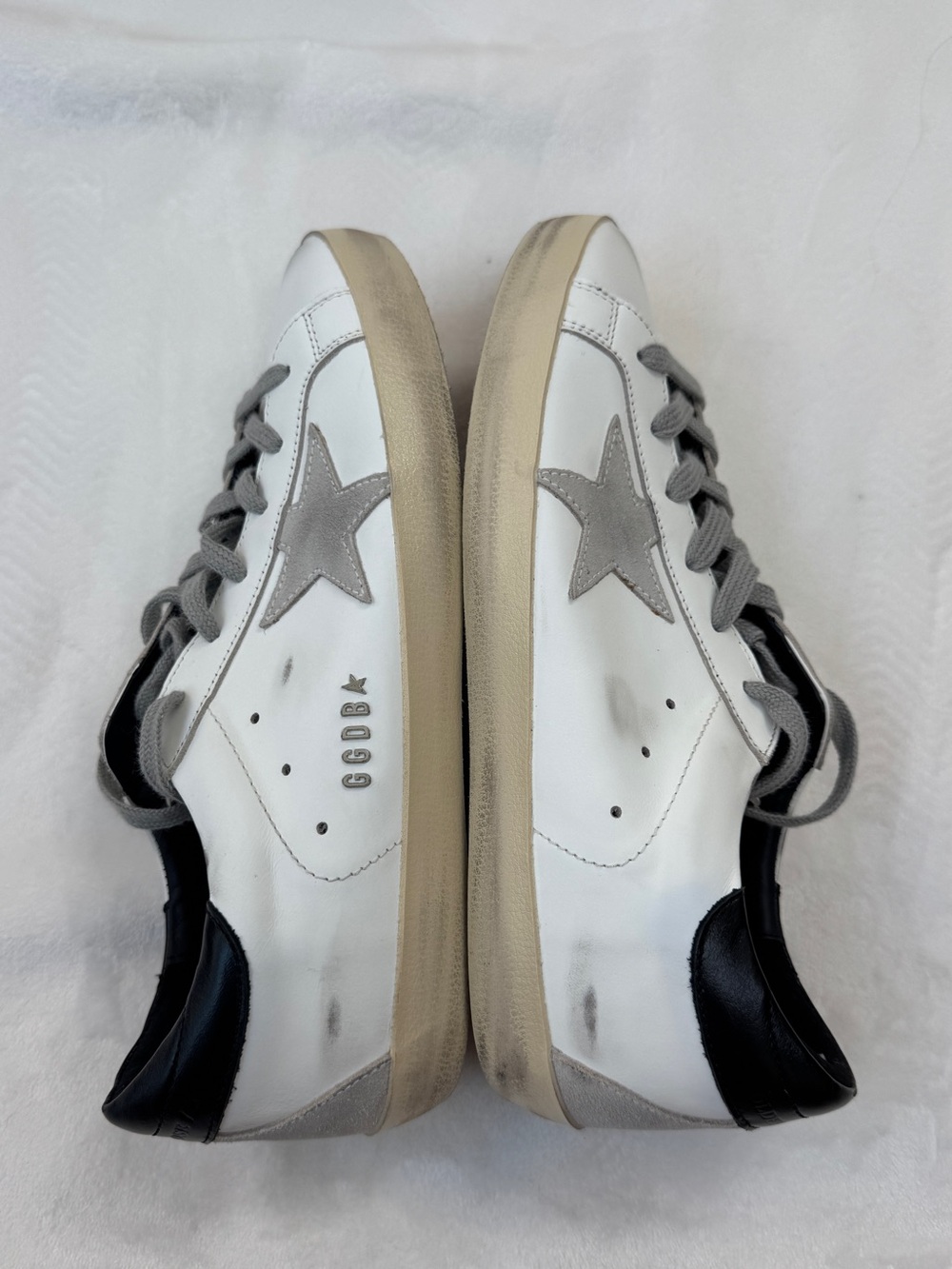 NEW Golden Goose Classic Sneaker - Picture 2 of 9